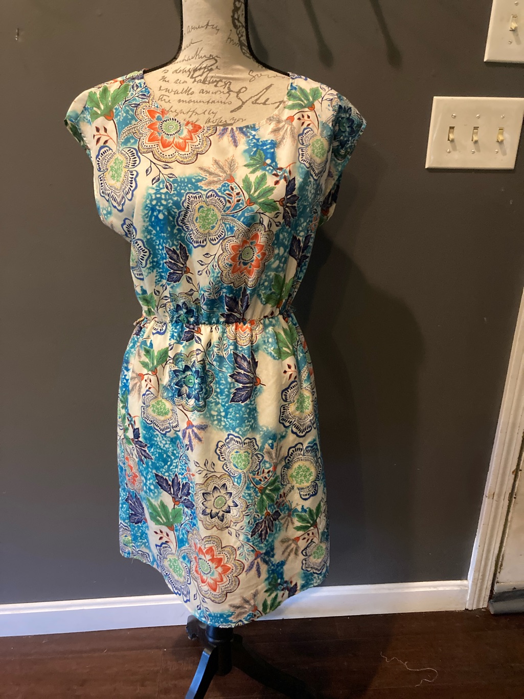 Everly Size Medium Short Sleeved Light Weight Dress Excellent Condition